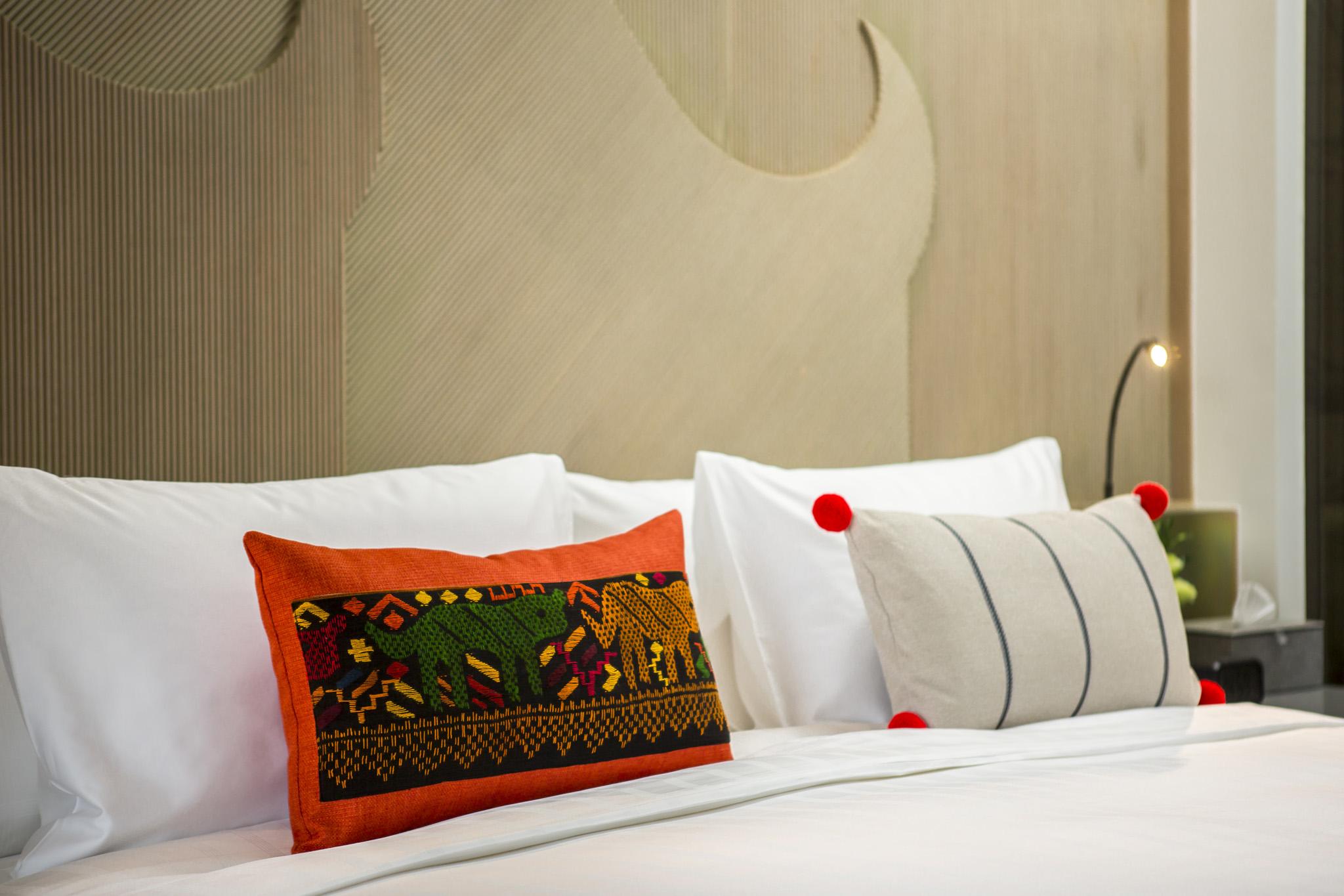 U Nimman Chiang Mai Ξενοδοχείο Εξωτερικό φωτογραφία A bed with cushions