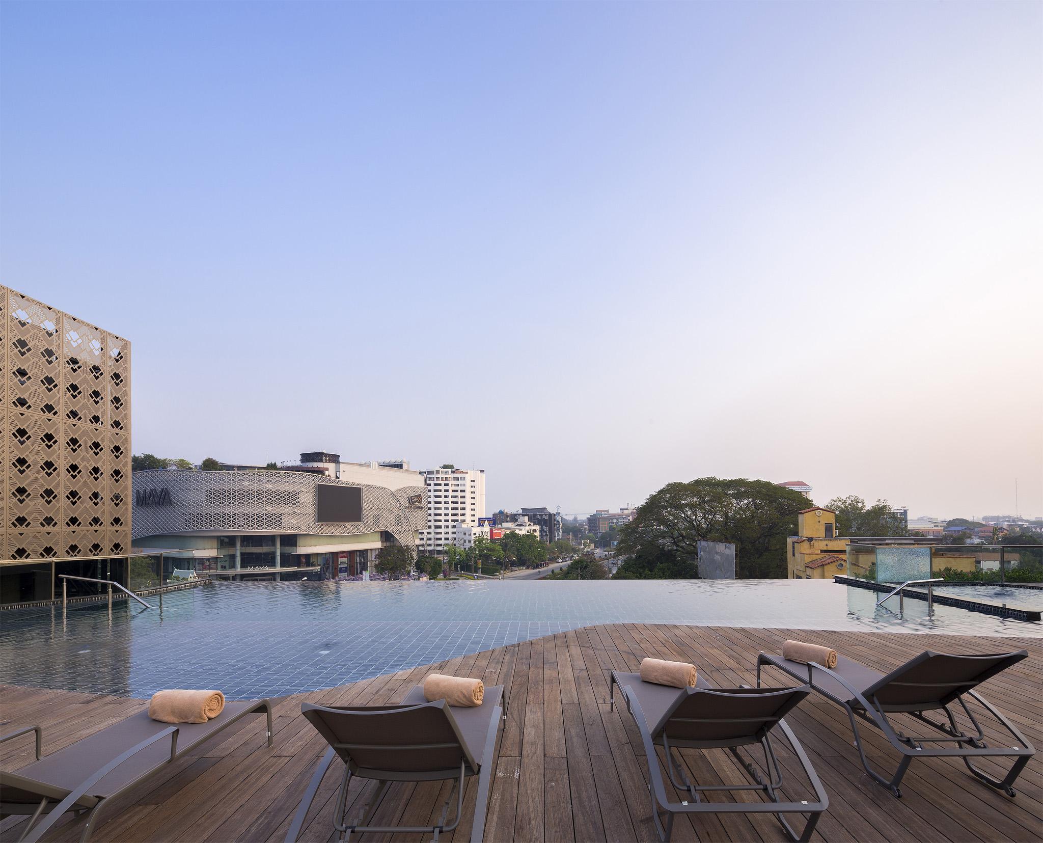 U Nimman Chiang Mai Ξενοδοχείο Εξωτερικό φωτογραφία The rooftop pool at the hotel