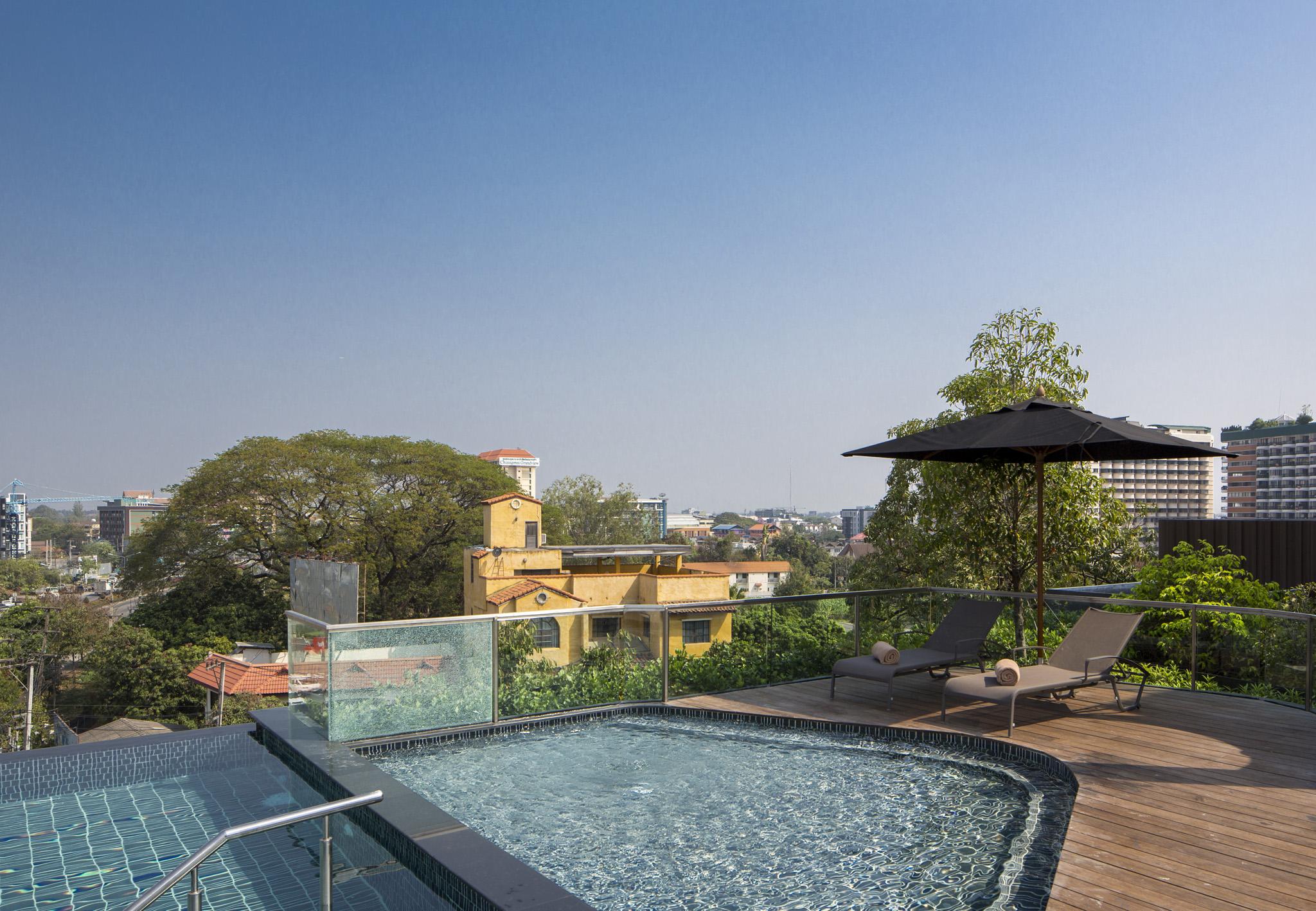 U Nimman Chiang Mai Ξενοδοχείο Εξωτερικό φωτογραφία The rooftop pool at the hotel