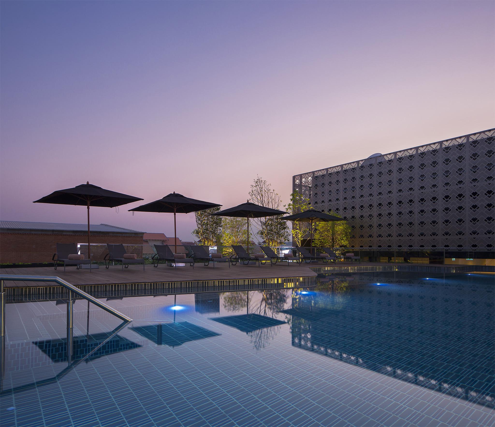 U Nimman Chiang Mai Ξενοδοχείο Εξωτερικό φωτογραφία The swimming pool at the hotel